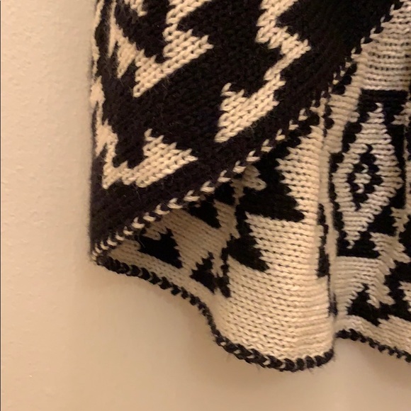 John Paul Richard cozy sweater vest - Picture 4 of 4